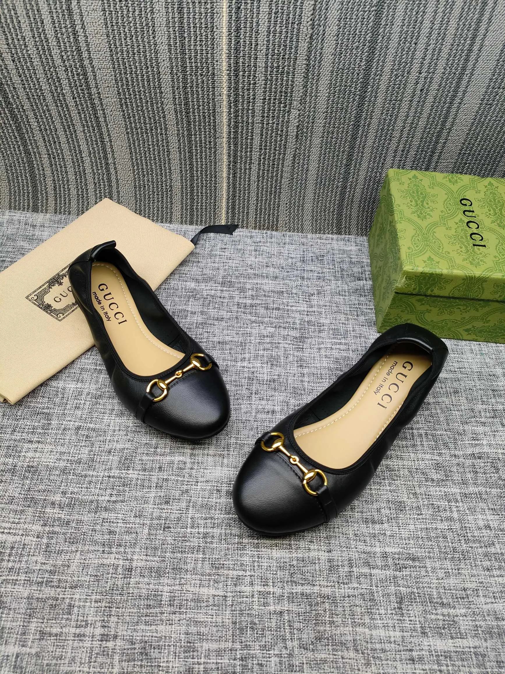 👟👟Ex-factory price 320👟👟 GUCCI's latest horsebit women's flat ballet shoes and egg roll shoes are super comfortable. The fabric is made of imported top-grade soft sheepskin. It is very comfortable on the feet and will not rub your feet. You can also roll it up and put it in your bag. It is easy to carry with you. The super soft soles are a must-have item for fairies whether you are going out for business, work, travel, shopping or at home. Fashionable and versatile, it is an indispensable pair of shoes for you. Fabric: Made of imported soft sheepskin Color: 6 colors available Outsole: PPC rubber outsole Size 34-42 (34.41.42 needs to be customized)